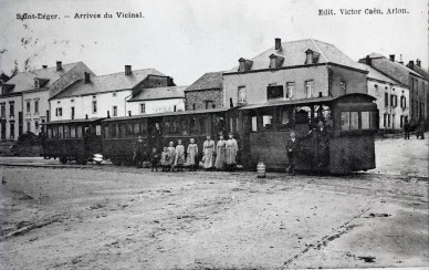 St-Léger- arrêt du vicinal -tram vapeur+ conducteurs + femmes.jpg